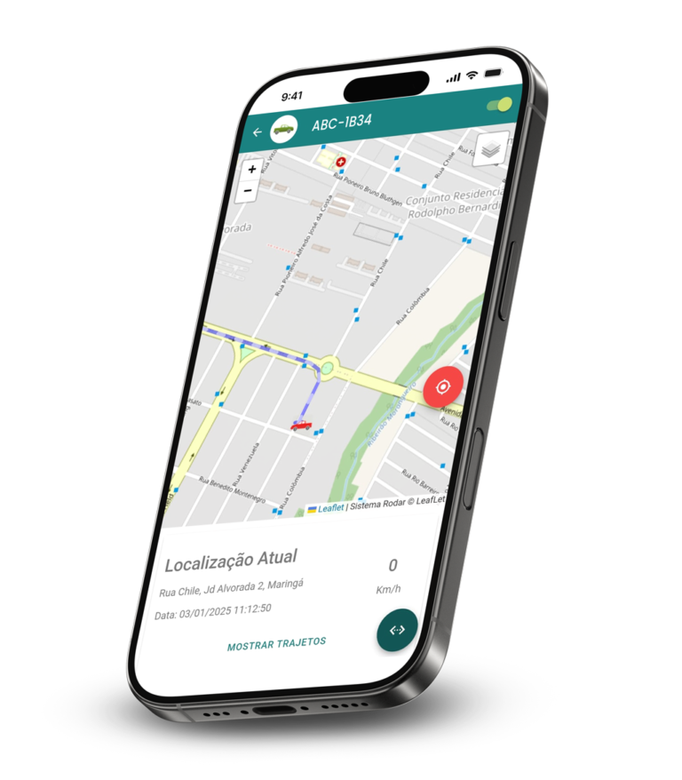 celular com aplicativo de rastreamento veicular para frota aberto na tela mostrando um veículo rastreado